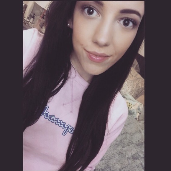 Hey! Read to get to know a little about me :) - Picture 4 of 6